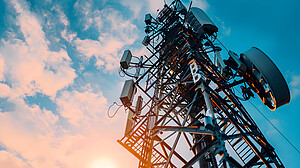Sendemast für mobiles Internet. 5G-Technologie für weltweite Kommunikation, Antennenturm für drahtloses High-Speed-Internet.