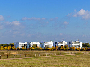 Gebäude der DHBW Karlsruhe über das alte Flugfeld gesehen.