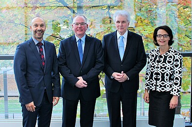 v.l.n.r. Prof. Dr. Schenkel (Rektor), Henner Asche (Ständiger Vertreter des Zentralbereichsleiters Märkte, Deutsche Bundesbank (Frankfurt am Main)), Prof. Dr. Rasch, Prof. Dr. Weiland (Studiengangleiter/-innen Duale Hochschule Baden-Württemberg Karlsruhe)