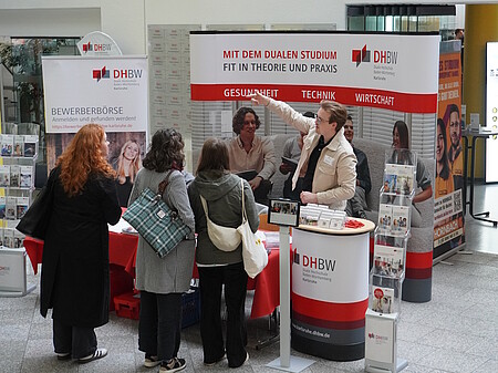 Vorträge, Labore und Firmenkontaktmesse boten Einblicke am Campustag der DHBW Karlsruhe 