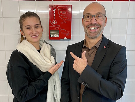 Spender für Hygieneartikel in den Toiletten