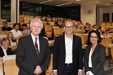 v.l.n.r. Prof. Dr. Rasch (Studiengangleiter Duale Hochschule Baden-Württemberg Karlsruhe), Werner Braun (Bereichsvorstand Private Kunden Süd Commerzbank AG), Prof. Dr. Weiland (Studiengangleiterin Duale Hochschule Baden-Württemberg Karlsruhe)