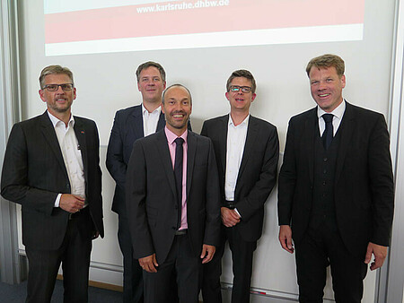 v.l.n.r.: Prof. Dr. Holger Becker, Prorektor und Dekan Fakultät Wirtschaft, DHBW Karlsruhe; Prof. Dr. Roland Küstermann, Prorektor und Dekan Fakultät Technik, DHBW Karlsruhe; Prof. Dr. Stephan Schenkel, Rektor DHBW Karlsruhe, Jan Wiesenberger, Vorstand FZI Karlsruhe; Prof. Dr. Ulf-Daniel Ehlers, Vizepräsiden DHBW (DHBW KA//TRA)