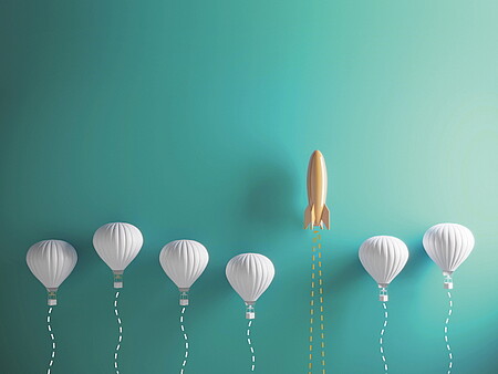 Rakete und Heißluftballons