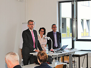 Prof. Becker begüßt die Teilnehmer des Workshops Digitale Transformation im Finanzwesen