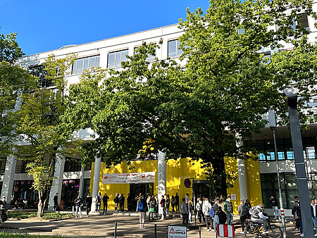 Erstsemesterstudierende vor dem Hochschulgebäude
