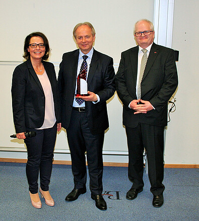 v.l.n.r. Prof. Dr. Weiland (Studiengangleiterin), Gerhard Hofmann (Bundesverband der Volks- und Raiffeisenbanken), Prof. Dannenmayer (Professor Fakultät Wirtschaft)