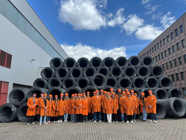Gruppe Studierender bei der Badischen Stahlwerke GmbH