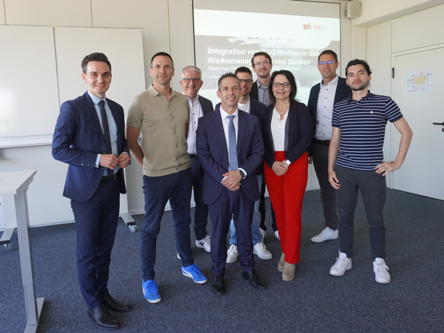 Teilnehmende eines Workshops zur Integration von ESG-Risiken im Bankensektor an der DHBW