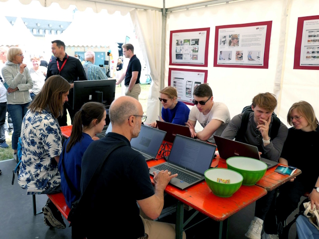 Auch beim diesjährigen Wissenschaftsfestival EFFEKTE war das Eye Tracking-Labor der Dualen Hochschule Baden-Württemberg (DHBW) Karlsruhe erneut mit interaktiven Mitmachangeboten vertreten