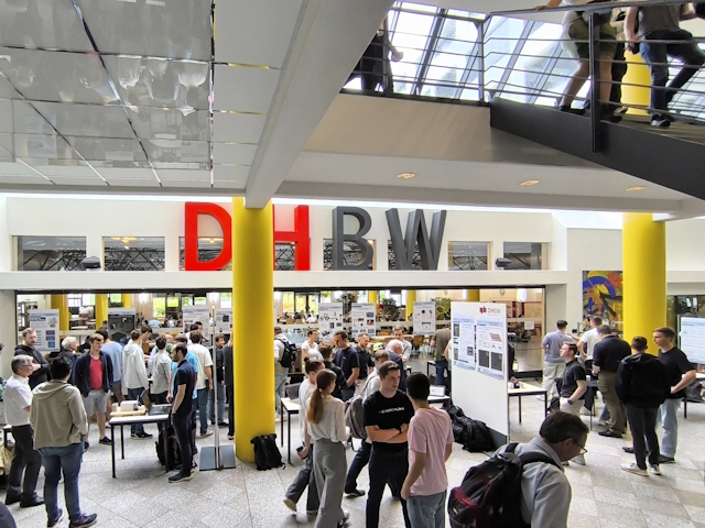 Studierende des Studiengangs Mechatronik der Dualen Hochschule Baden-Württemberg Karlsruhe stellten im Rahmen der „Highlights of Mechatronics“ ihre Entwicklungen vor.